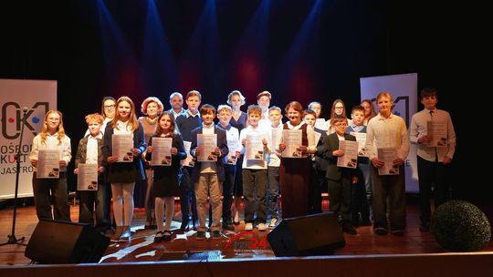 76 stypendiów dla zdolnej młodzieży z gminy Jastrowie. Doceniono naukę i artystyczne talenty