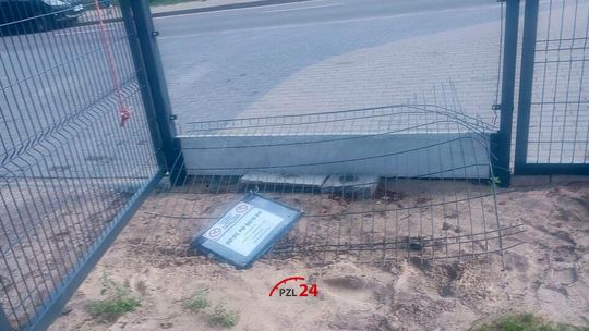 Akt wandalizmu na targowisku miejskim w Jastrowiu. Nowo postawiony płot został zniszczony