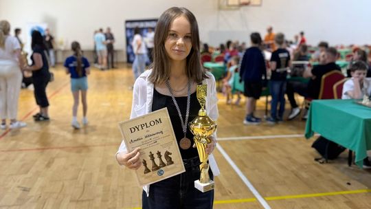 Amelia Witkowska na podium szachowych Mistrzostw Wielkopolski Juniorów