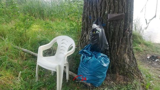 Apel do wędkarzy nad jeziorem w Śmiardowie. „Zabierzcie swoje śmieci”