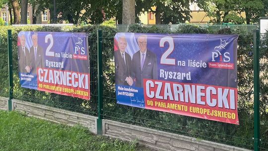 Banery wyborcze na obiektach oświatowych w Złotowie