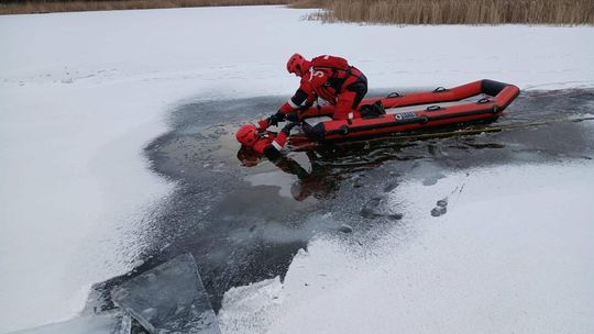 Bezpieczeństwo na lodzie. Strażacy ze Złotowa ćwiczą i apelują