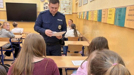 Bezpieczeństwo przede wszystkim. Policjanci szkolili wolontariuszy WOŚP w Złotowie Bezpieczeństwo przede wszystkim. Policjanci szkolili wolontariuszy WOŚP w Złotowie