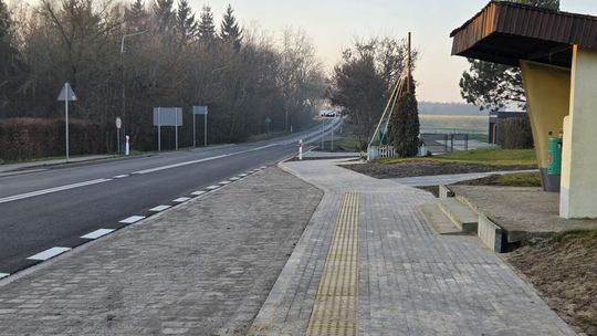 Bezpieczniej w Nowinach. Nowy chodnik i zatoka autobusowa przy DW 189 już gotowe