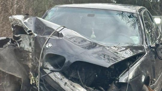 BMW rozbite na drzewie. 25-latek zakończył jazdę poza jezdnią BMW rozbite na drzewie. 25-latek zakończył jazdę poza jezdnią
