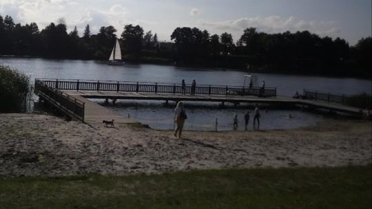 Czerwona flaga na kąpieliskach w Złotowie – zakaz kąpieli z powodu sinic