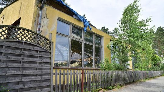Częściowe zawalenie dawnego budynku przy plaży miejskiej w Jastrowiu. Teren zabezpieczony przez strażaków