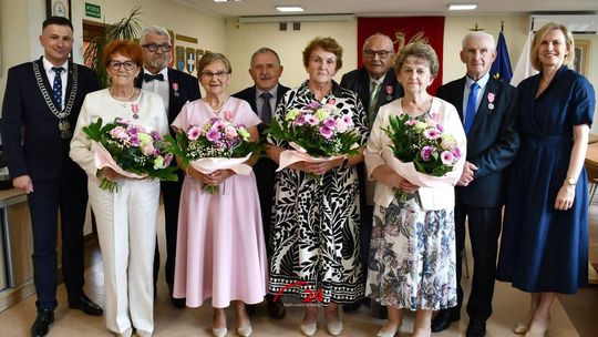 Cztery pary z gminy Zakrzewo odznaczone Medalami za Długoletnie Pożycie Małżeńskie