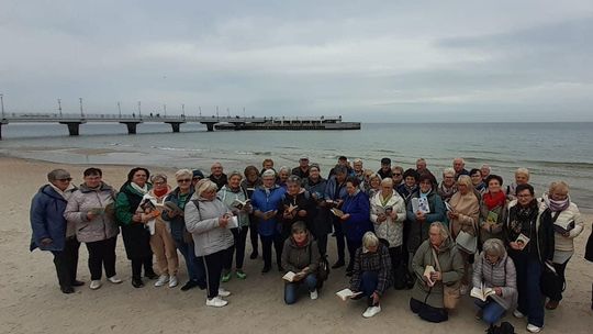 Czytanie na plaży z Krajeńską Akademią Seniora