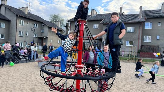 Nowy plac zabaw przy ul. Dwór Złotowski oficjalnie otwarty