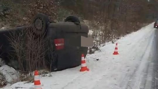 Dachowanie na trasie Czajcze – Buntowo. Trudne warunki na drodze