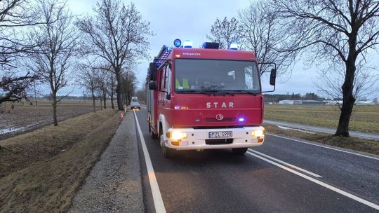 Dachowanie po błędzie młodego kierowcy. Groźna kolizja na DW188 w Barankowie