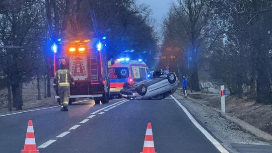 Dachowanie po błędzie młodego kierowcy. Groźna kolizja na DW188 w Barankowie