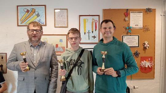 Dekoracja najlepszych zawodników turnieju Złotowski Wakacyjny Blitz