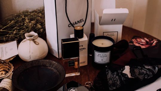 Dlaczego zestawy świąteczne kosmetyków to praktyczny i elegancki upominek dla bliskich?