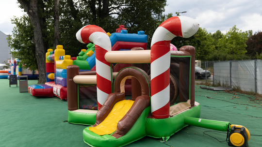 Dmuchane atrakcje na świeżym powietrzu: jak przygotować teren, żeby był bezpieczny i wygodny dla uczestników?