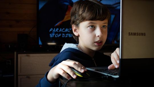 Dostęp do szkodliwych treści w internecie jest dla dzieci zbyt prosty. Trwają prace nad jego ograniczeniem