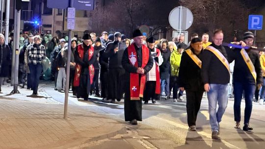 Droga Krzyżowa ulicami Złotowa. Wspólna modlitwa i chwila zadumy mieszkańców