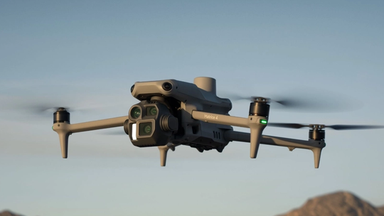 Dron w służbie bezpieczeństwa. Nowoczesny sprzęt trafił do złotowskich strażaków Dron w służbie bezpieczeństwa. Nowoczesny sprzęt trafił do złotowskich strażaków