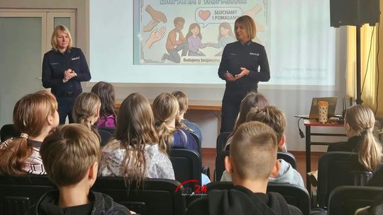 Dzieciństwo bez przemocy. Uczniowie ze Świętej uczyli się, jak reagować na hejt i cyberprzemoc