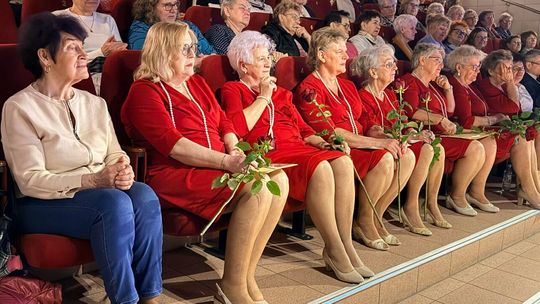 Dzień Kobiet wśród złotowskich seniorów. Były życzenia, muzyka i wspólne świętowanie