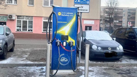 Elektrycznie pod Lidlem. Nowa ładowarka w Złotowie już działa