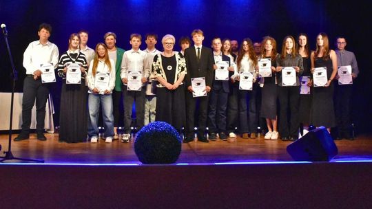 Gala Stypendystów 2025 w Jastrowiu – święto młodych talentów i ciężkiej pracy Gala Stypendystów 2025 w Jastrowiu – święto młodych talentów i ciężkiej pracy