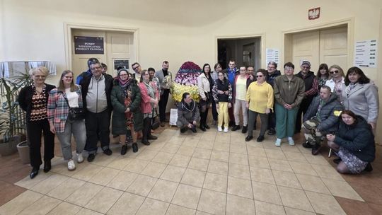 Gigantyczna pisanka w Krajence zachwyca mieszkańców