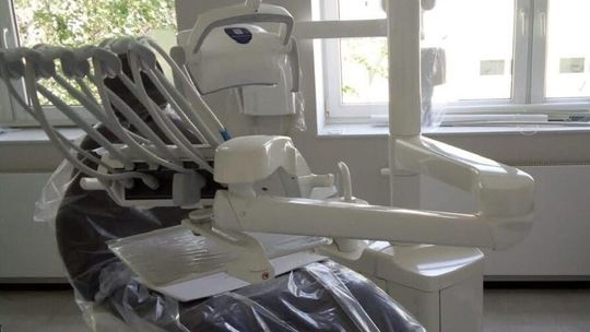 Gotowy gabinet stomatologiczny stoi pusty. Uczniowie nadal jeżdżą do Wysokiej