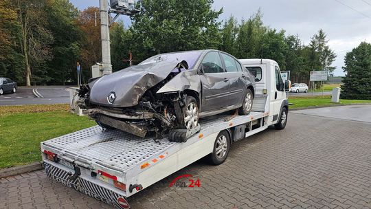 Groźnie wyglądające zdarzenie pod Barankowem. Renault wypadło z drogi