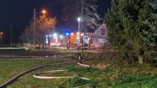 Groźny pożar w Nowych Potulicach. Kilkudziesięciu strażaków walczyło z ogniem przez wiele godzin