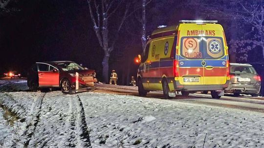 Groźny wypadek na drodze w gminie Lipka. Trzy osoby trafiły do szpitala Groźny wypadek na drodze w gminie Lipka. Trzy osoby trafiły do szpitala