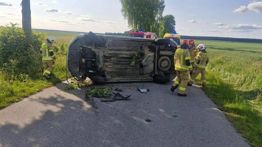 Groźny wypadek na trasie Dolnik–Głubczyn. Auto dachowało po uderzeniu w drzewo