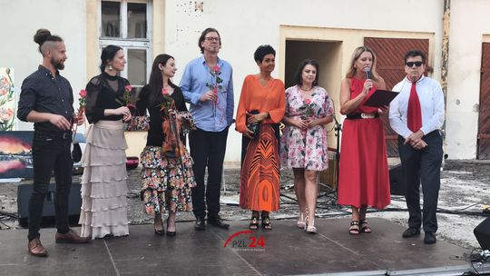 Hiszpański klimat i sztuka opanowały dziedziniec Pałacu Działyńskich