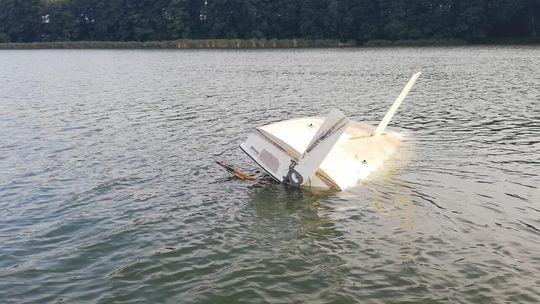 Interwencja służb na Jeziorze Zaleskim – wywrócona łódź, jedna osoba w wodzie