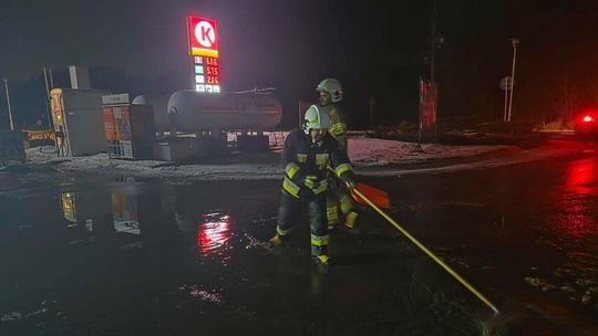 Interwencja strażaków na stacji paliw przy ul. Chojnickiej w Złotowie Interwencja strażaków na stacji paliw przy ul. Chojnickiej w Złotowie