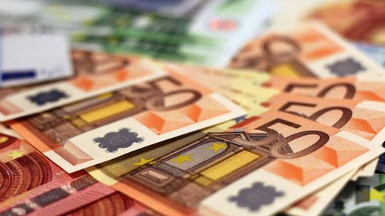 Jak inwestować w ETF-y podczas bessy i wykorzystać spadki giełdowe do budowania kapitału?