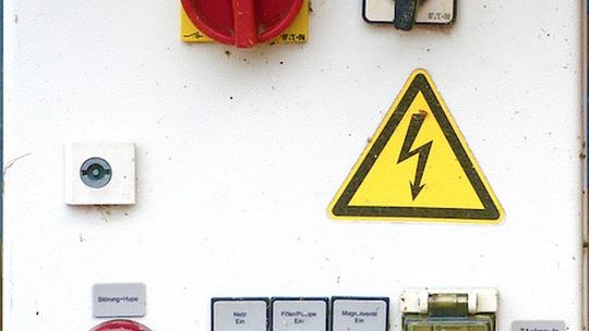 Jak wykonać przyłączenie do sieci energetycznej? Poradnik dla kupujących dom