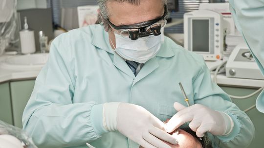 Jakie usługi są realizowane w ramach chirurgii stomatologicznej?