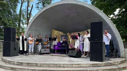 „Jezus żyje” – koncert uwielbienia w Parku Miejskim zgromadził mieszkańców Złotowa