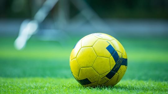 Kiedy sędzia przerywa mecz – sytuacje awaryjne i decyzje według przepisów