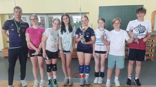 Klasa 7b triumfowała w I Mistrzostwach Szkoły w Piłce Siatkowej Drużyn Mieszanych w SP3 Złotów