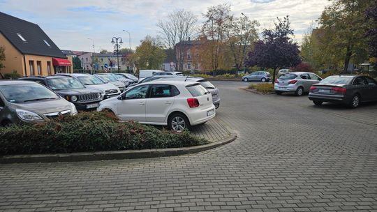 Klienci SBL Zakrzewo odział Złotów skarżą się na brak miejsc parkingowych. Winni… uczniowie?