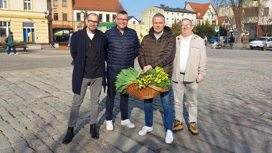 Kwiaty i życzenia dla Pań na ulicach Złotowa