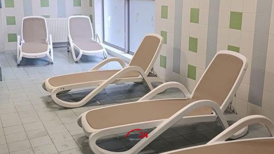 Laguna w Złotowie wymienia wyposażenie. Nowe leżaki już służą odwiedzającym
