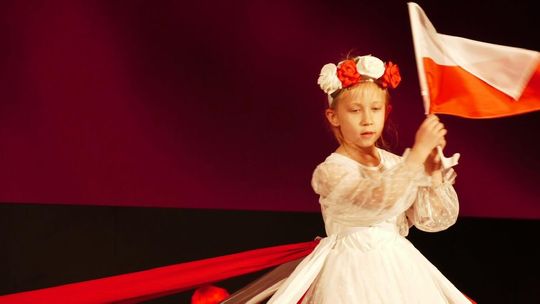 Lekcja o Polsce w Lipce – najmłodsi rozpoczęli gminne obchody Święta Niepodległości Lekcja o Polsce w Lipce – najmłodsi rozpoczęli gminne obchody Święta Niepodległości