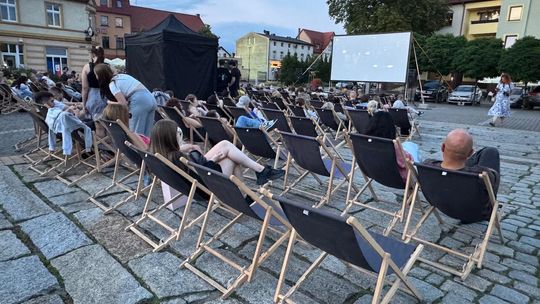 Letni seans pod gwiazdami – kino plenerowe na Paderewskiego