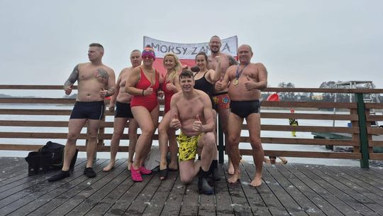 Lodowata woda, gorące serca – morsy w Złotowie dla WOŚP