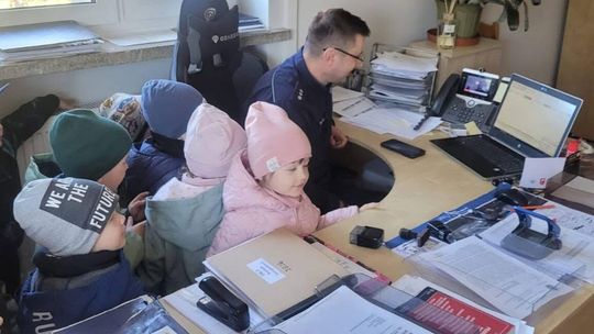 Mali goście, wielkie emocje – przedszkolaki odwiedziły Komisariat Policji w Krajence