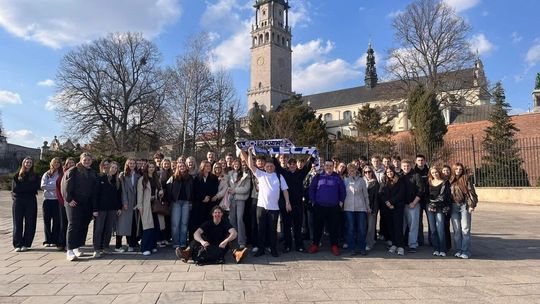 Maturzyści ze Złotowa zawierzyli swoją przyszłość Matce Boskiej na Jasnej Górze